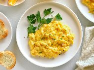 Рецепта Бъркани яйца с брашно и прясно мляко на тиган